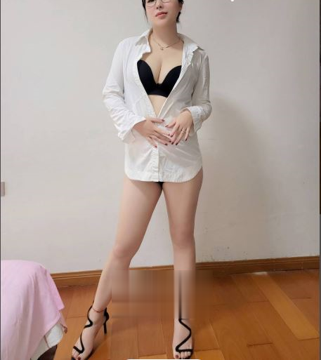 长腿肥臀眼镜妹