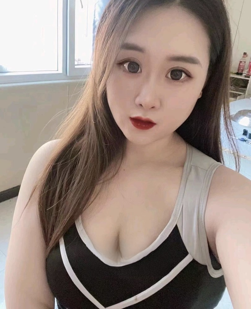 快餐丰乳美少妇