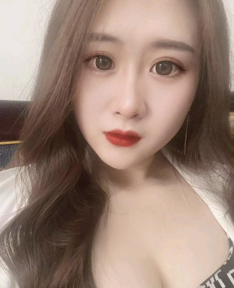 快餐丰乳美少妇