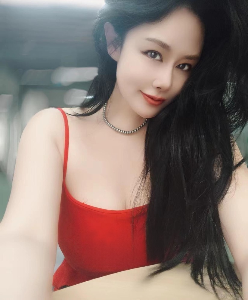 栖霞欧美风大码美女