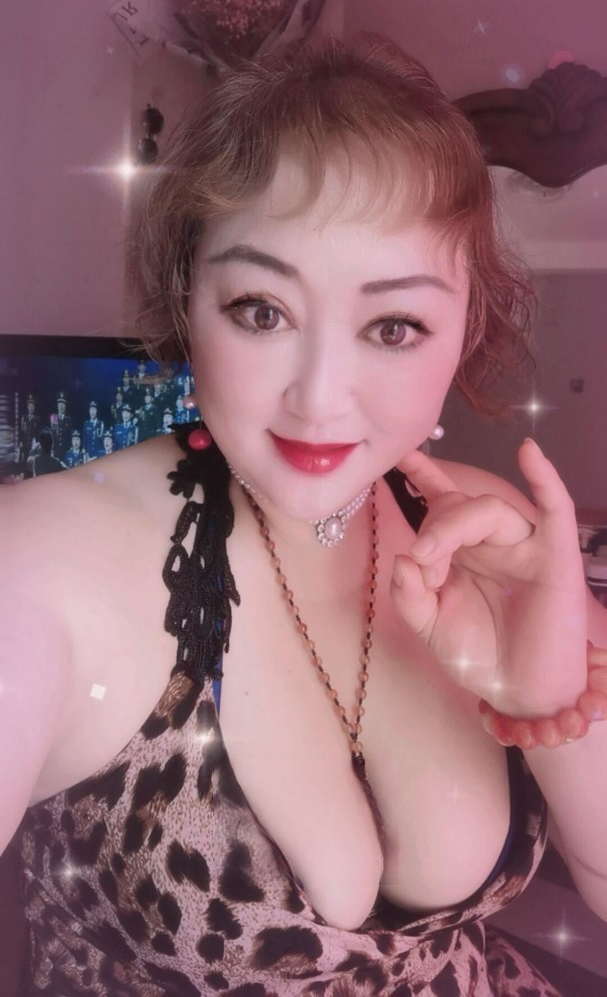 上海普陀区胸大屁股大，服务起来很骚的少妇一枚