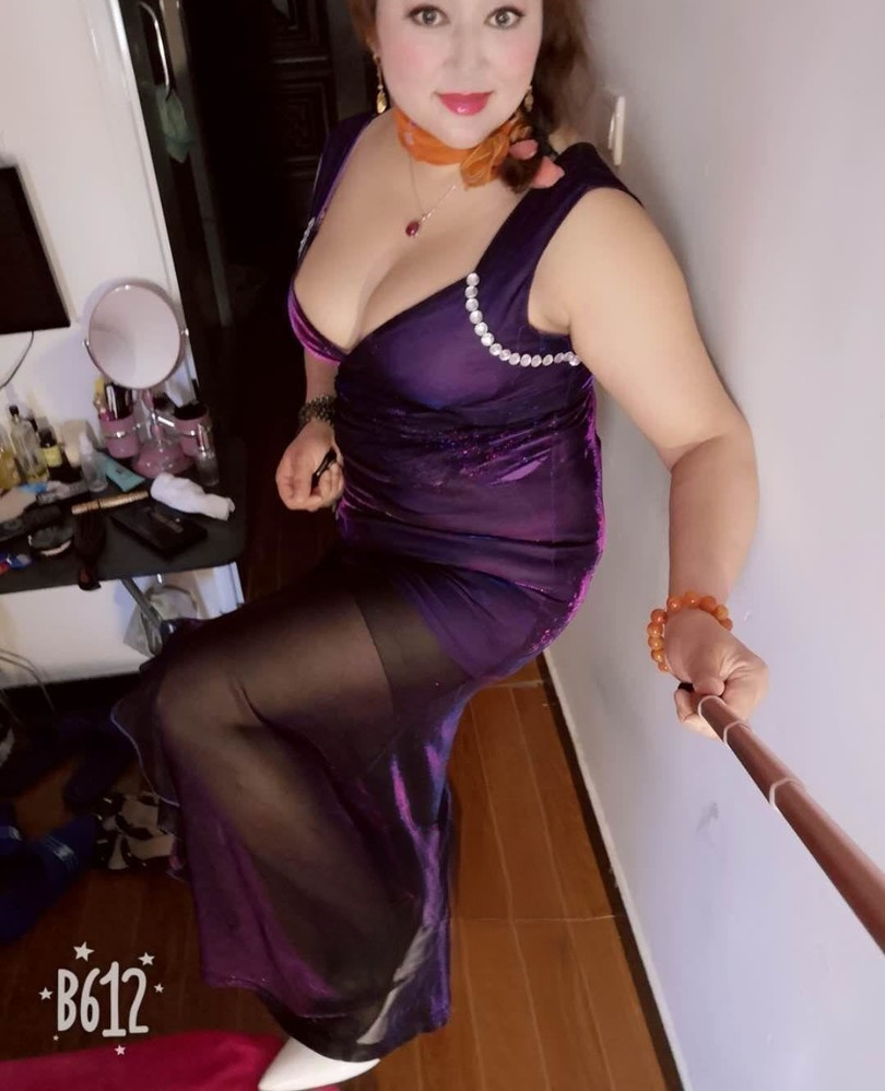 上海普陀区胸大屁股大，服务起来很骚的少妇一枚