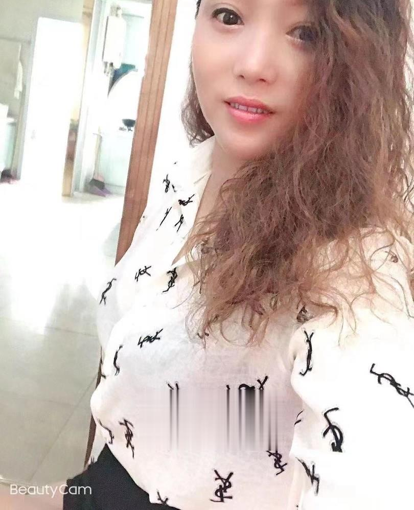 无小肚腩少妇