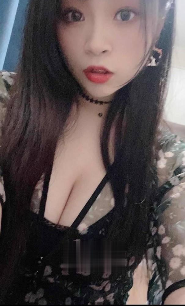 D奶气质小骚货