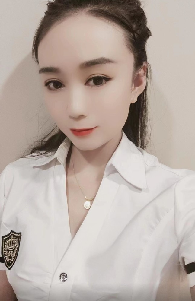 南稍门地铁站口抓龙筋妹妹