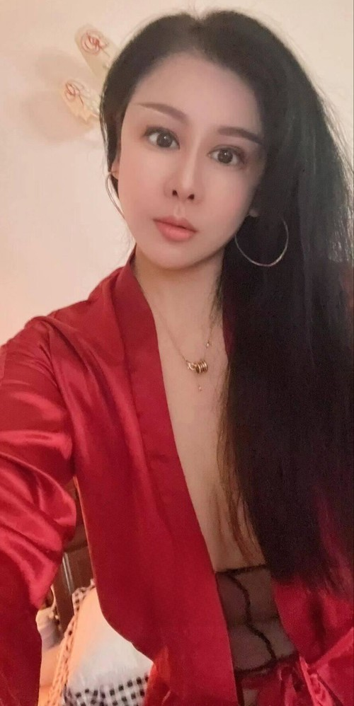 红衣喷潮熟女