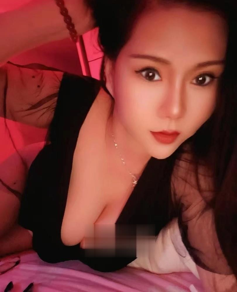 草莓妹子的B挺会夹人的