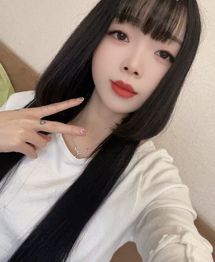 略带精神的年轻小妹
