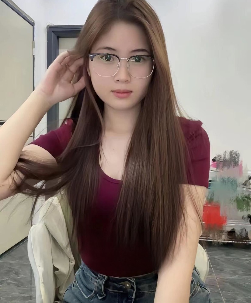 服务细致眼镜妹