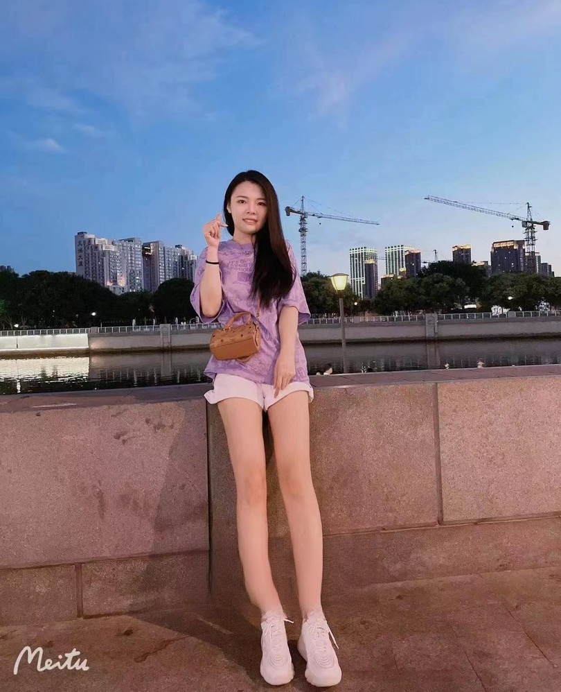 肤白微丰满大胸倩倩