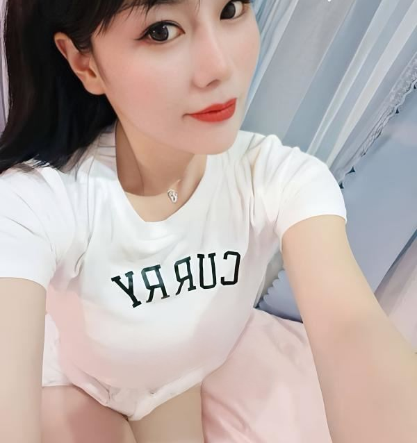 白皙咪咪小骚逼