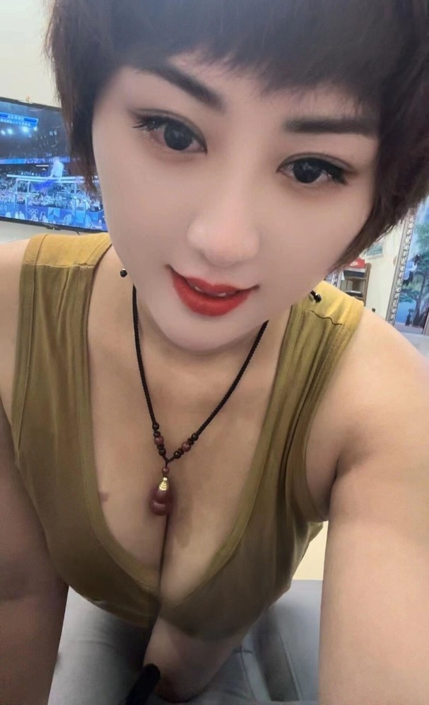 短发气质少妇