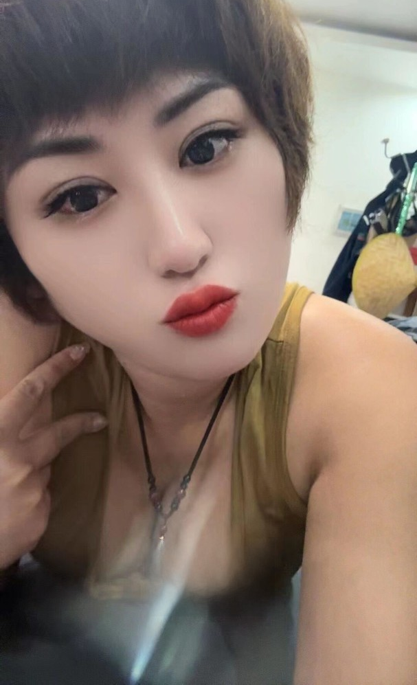 短发气质少妇