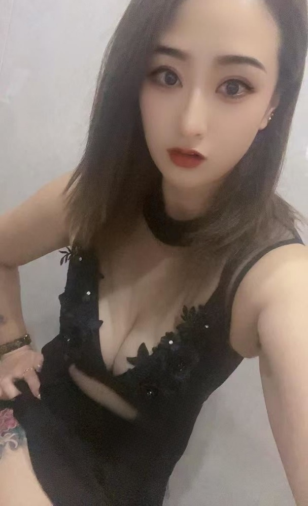 大奶纹身丰满美女