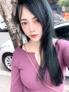 胸大一线天的小姐姐