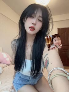 黑丝长腿学妹三点粉嫩
