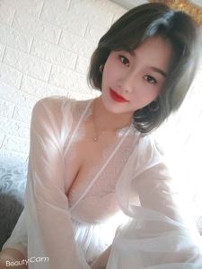 短发韵味风骚女郎