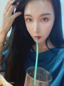 前凸后翘的大长腿御姐