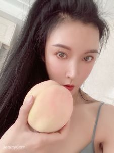 前凸后翘的小姐姐