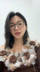 戴眼镜的大胸少妇