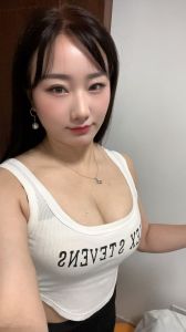 制服大胸小姐姐
