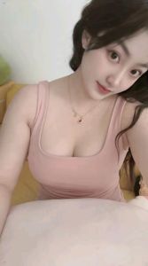 皮肤白嫩的大胸妹