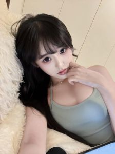 白皙嫩妹情侣式服务