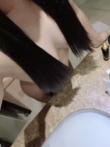 巨乳肥臀黑丝骚妇