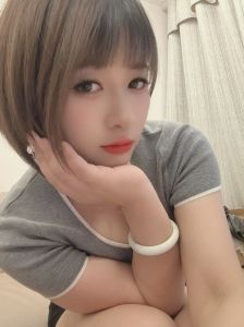 港闸短发大胸貌美