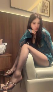天河黑丝御姐美眉欲罢不能 