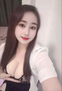 白皙大奶骚妹