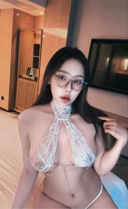 大奶水多眼睛小骚妹