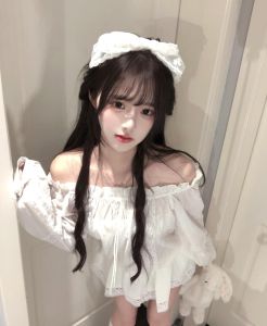 服务系性感身材小美女