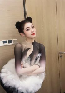 体验完美身材瑜伽妹子