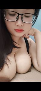 黑丝眼镜少妇