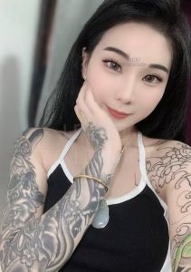 花臂小太妹