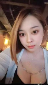 短发巨乳丹丹老师