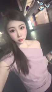 爆乳丰乳翘臀的妮子