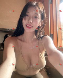 海珠白皙活力美少女