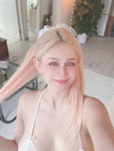 新茶 · E奶混血妹妹，脸一般般，金发碧眼，奶子很挺！ (近期热门)