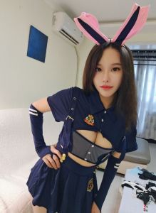 高性价比 · 新上香菜兔子警官，coser相当有意思很懂情趣，被铐起来操-高分推荐